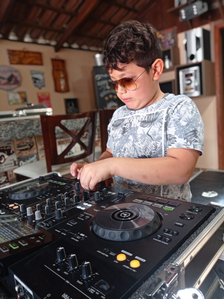 Victor Nunes: DJ Mais Novo do Brasil Revoluciona Mundo Musical com Primeiro Sucesso Autoral 4 IMG 1291