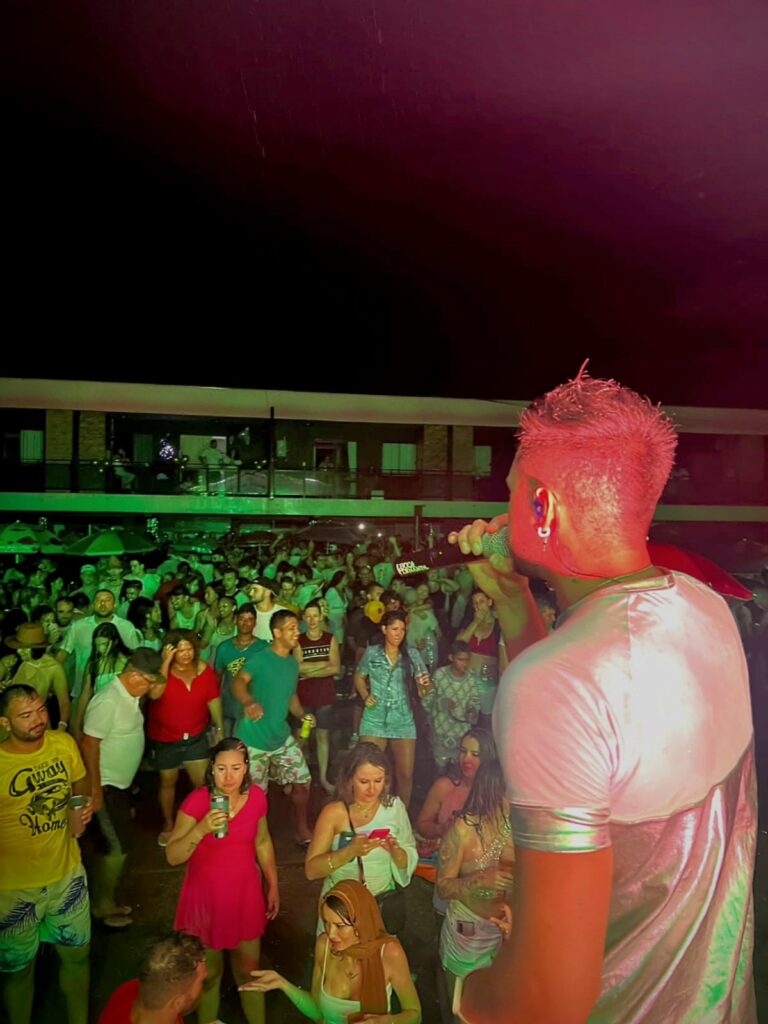 A Nova Era do Sertanejo: Um Show de Carisma e Emoção com Rick Fernandes 2 IMG 1489